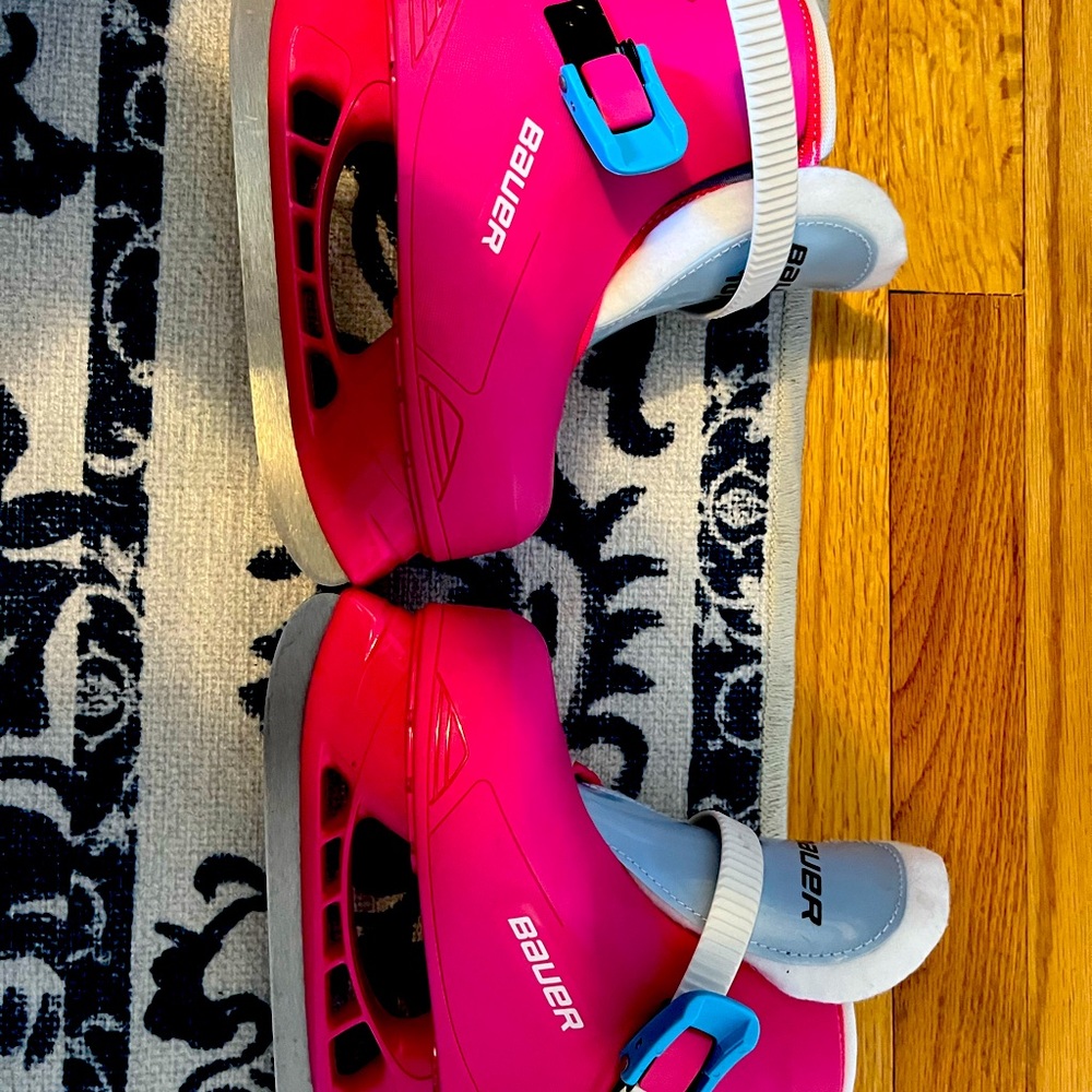 Bauer girls hockey skate.  Used twice briefly so like new.